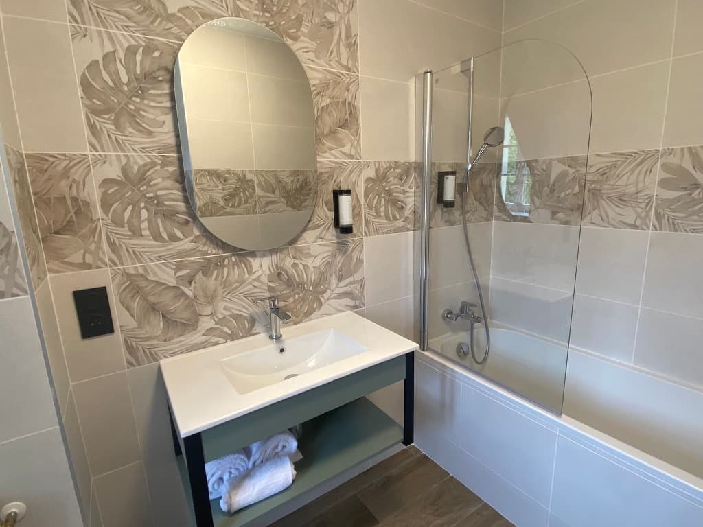 Salle de bains de Hôtel de la Tremblère après l'intervention de Jade & Lou