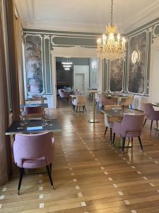 Salle à manger de l'Hôtel de la Tremblère par Jade & Lou