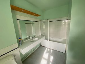 Salle de bains de Hôtel de la Tremblère avant l'intervention de Jade & Lou