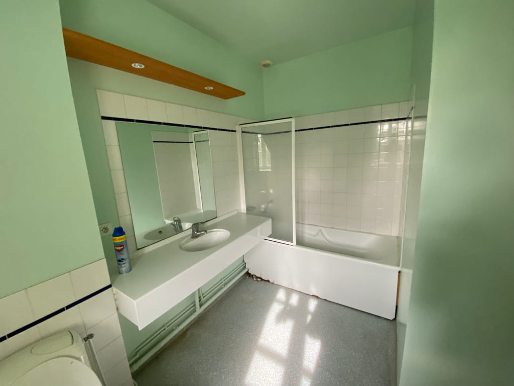 Salle de bains de Hôtel de la Tremblère avant l'intervention de Jade & Lou