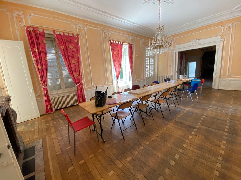 Salle à manger de l'Hôtel de la Tremblère, avant les aménagements par Jade & Lou