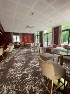 Salon Bar de l'Hôtel de la Tremblère, aménagé par l'agence Jade & Lou