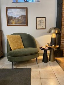 Fauteul, lamp et tables d'appoint pour le salon