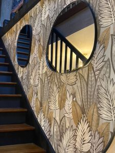 Détail du papier peint choisi pour la rénovation du salon et de la salle à manger et des miroir dans l'escalier