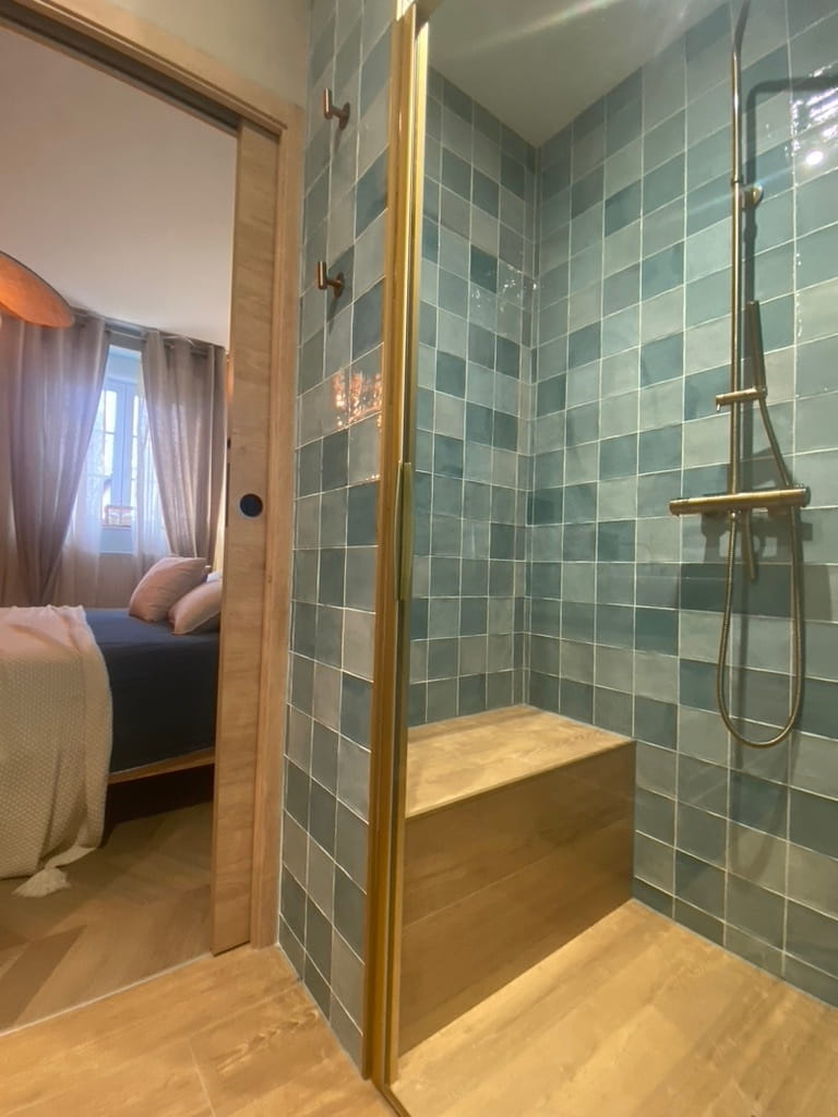 Salle de bains de la suite parentale/chambre après l'intervention de Jade & Lou