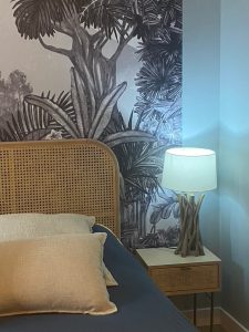 Jade & Lou - Suite parentale chambre, salle de bains et buanderie - papier peint, lampe et table de chevet