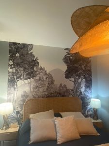 Jade & Lou - Suite parentale chambre, salle de bains et buanderie - papier peint tête de lit