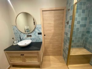Salle de bain de la suite parentale par Jade & Lou