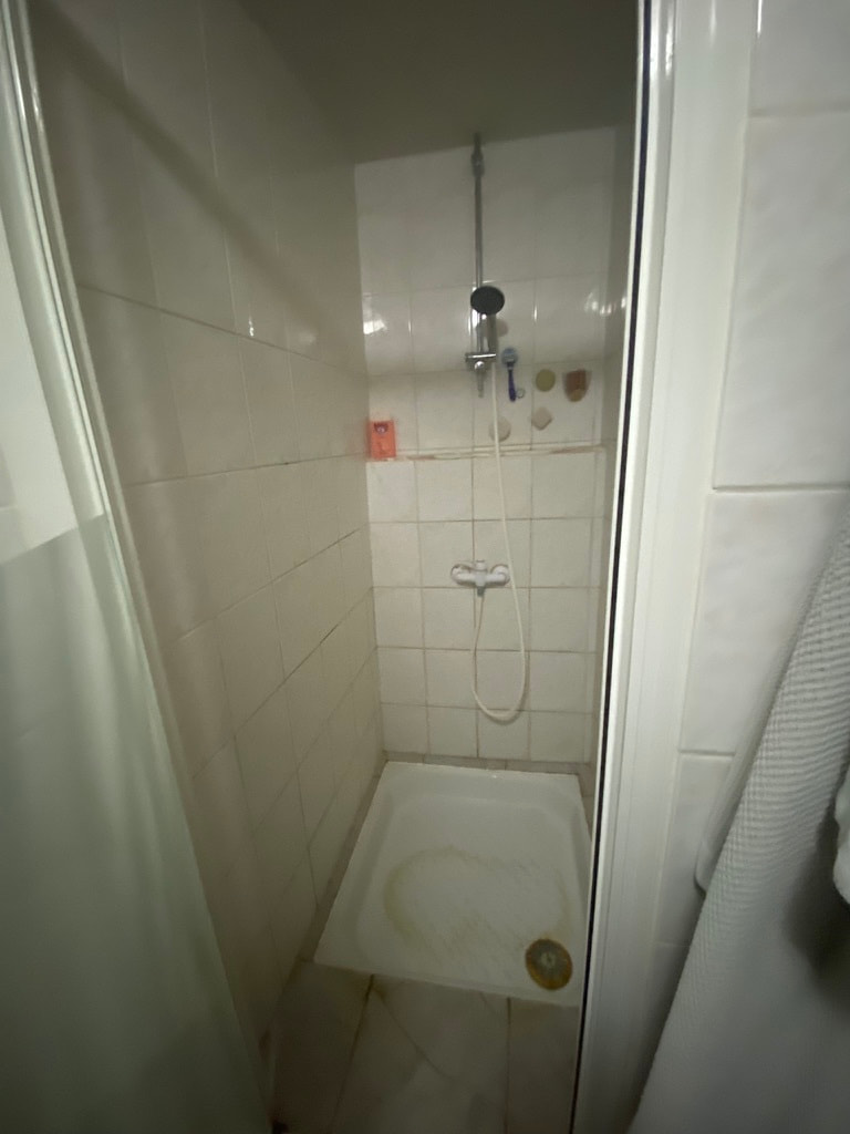Salle de bains de la suite parentale/chambre avant l'intervention de Jade & Lou