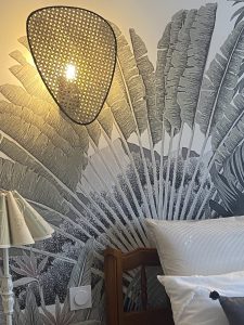 Agencement, aménagement et décoration d’une maison par Jade & Lou - détails du papier peint de la chambre