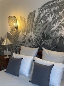 Agencement, aménagement et décoration d’une maison par Jade & Lou - Détails papier peint de la chambre