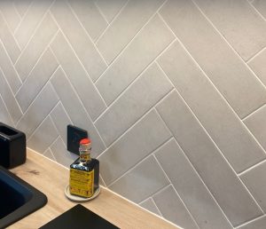Agencement, aménagement et décoration d’une maison par Jade & Lou - détails crédence de la cuisine