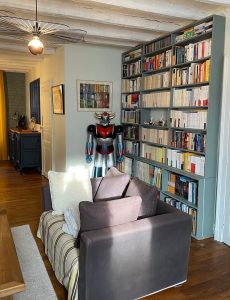Pièce de vie après l'intervention de Jade & Lou, côté bibliothèque.