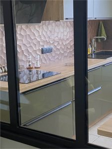 Cuisine et espace de vie réaménagé par Jade & Lou - vue de la cuisine