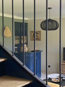 Vue de l'escalier - espace de vie réaménagé par Jade & Lou