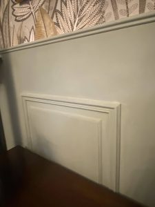 Détail d'un mur du salon rénové par Jade & Lou