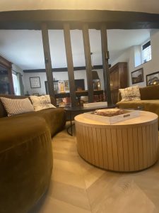 Salon rénové et décoré par Jade & Lou