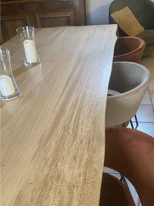 Chaises et table pour l'espace salle à manger
