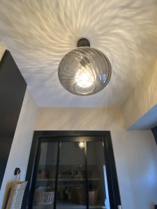 Jade & Lou - Suite parentale chambre, salle de bains et buanderie - globe luminaire