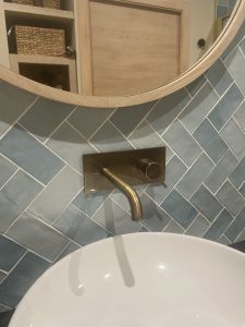 Jade & Lou - Suite parentale chambre, salle de bains et buanderie - détails du meuble de la salle de bains