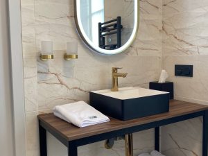 Détails d'une salle de bains de l'Hôtel de la Tremblère par Jade & Lou