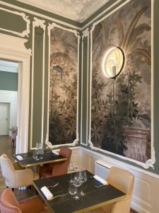 Détails de la salle à manger de l'Hôtel de la Tremblère par Jade & Lou