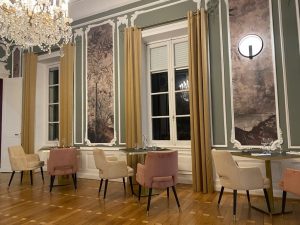 Salle à manger de l'Hôtel de la Tremblère après l'intervention de l'agence Jade & Lou