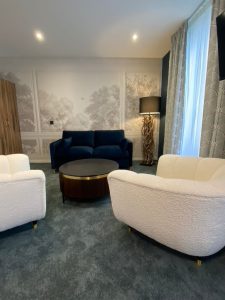 Salon d'une suite de l'Hôtel de la Tremblère, aménagé par l'agence Jade & Lou