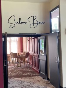 Salon Bar de Détails de l'Hôtel de la Tremblère réaménagé par Jade & Lou