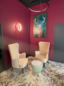 Détails de la décoration d'intérieur par Jade & Lou pour l'Hôtel de la Tremblère