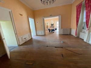 Salle à manger de l'Hôtel de la Tremblère avant l'intervention de l'agence Jade & Lou