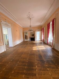 Salle à manger de l'Hôtel de la Tremblère avant l'intervention de l'agence Jade & Lou